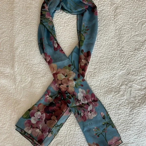 EUC Gucci Blooms Silk scarf-worn nice, brand tag missing - Picture 2 of 3